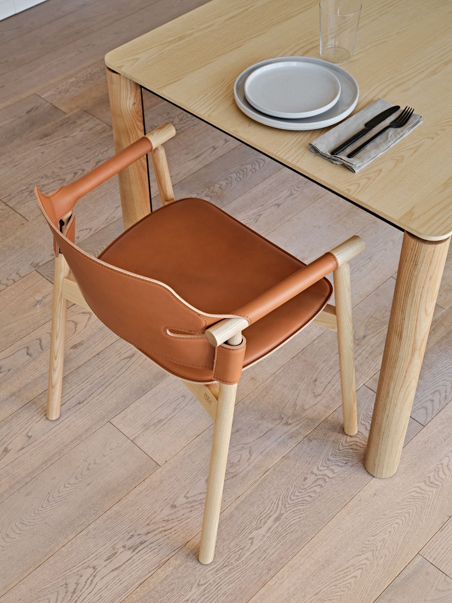 MIDJ_Woody_table_Suite_chair