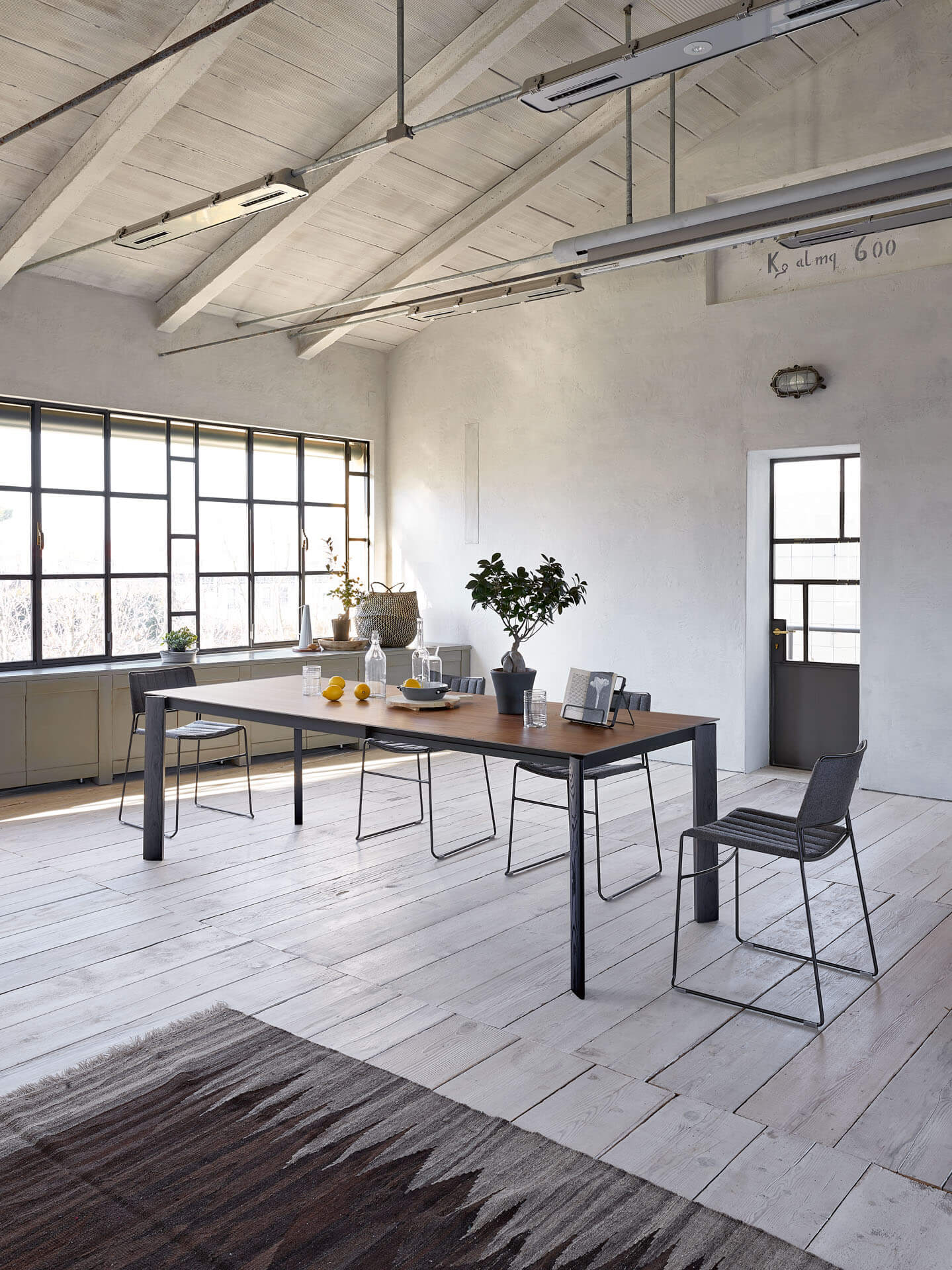 MIDJ_Blade_table_Slim_chairs.jpeg