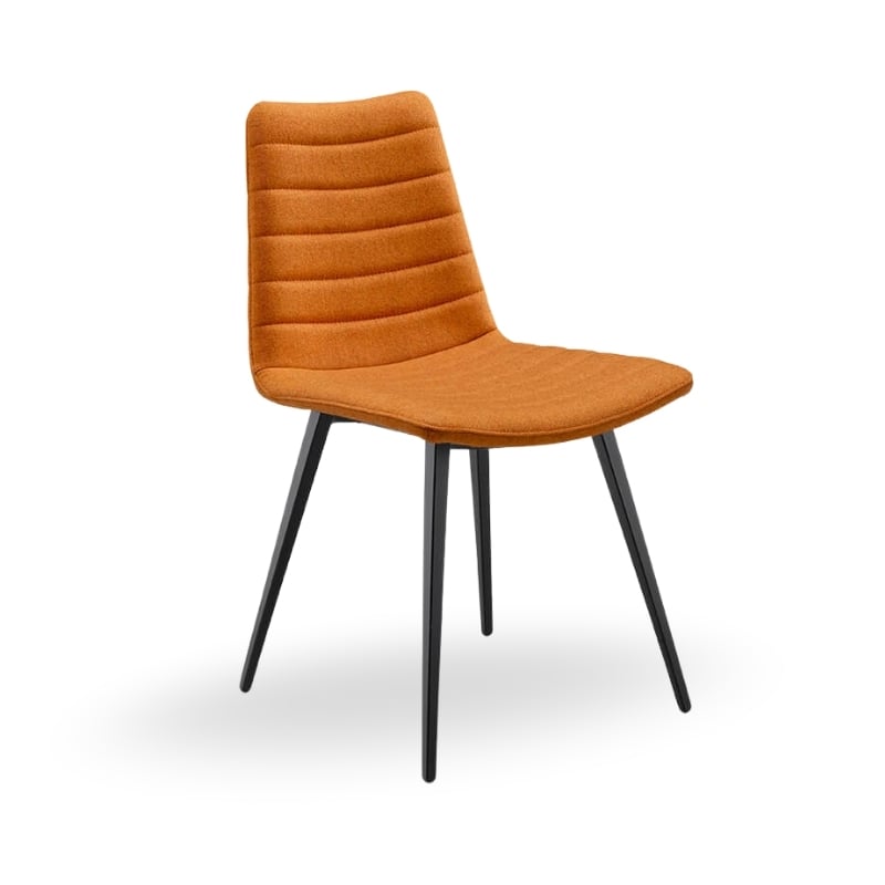 sedia cover arancione con gambe in metallo nero