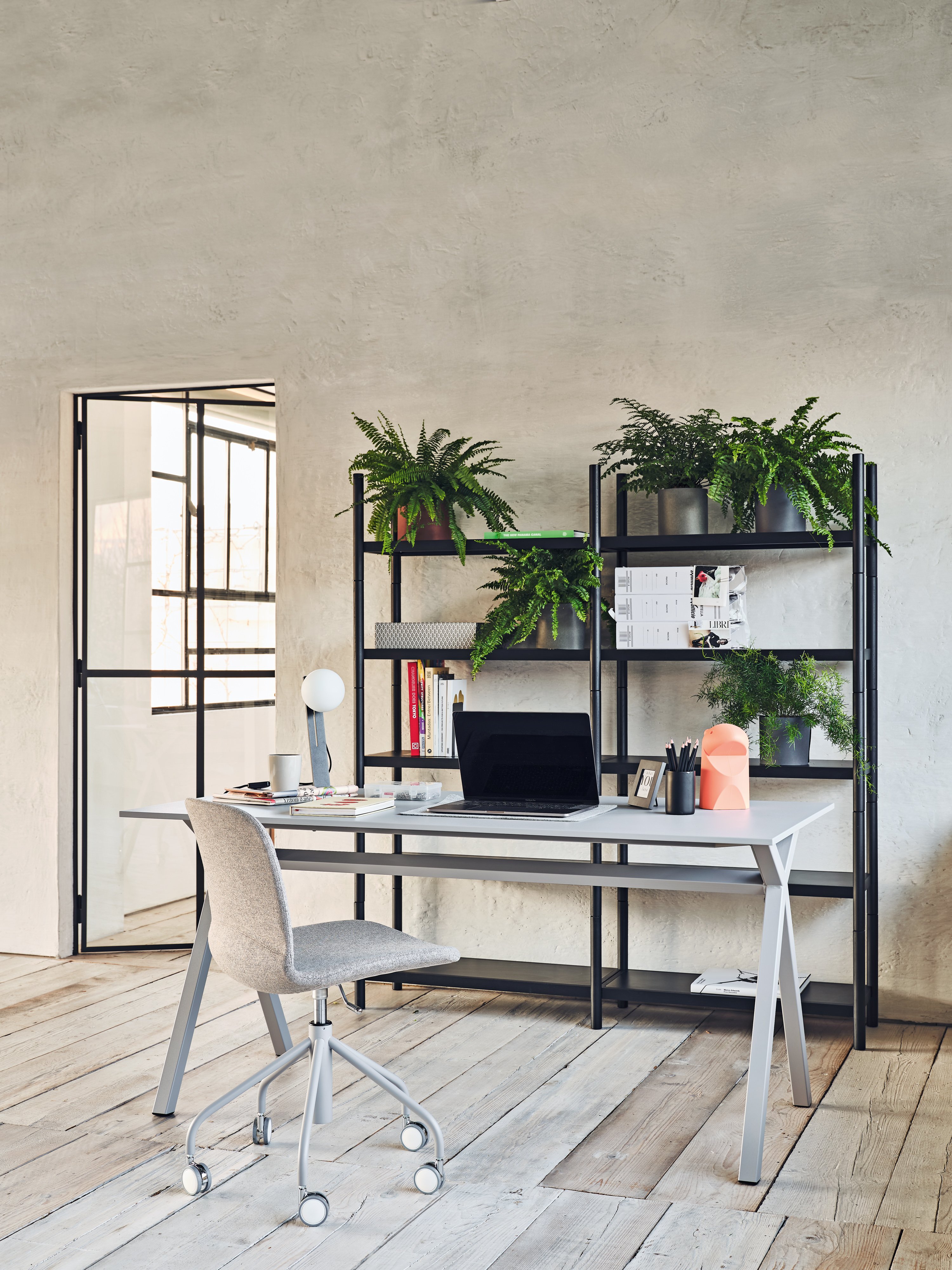 MIDJ_Dama_desk_Siena_bookcase_Liù_office chair_Suspense_lamp