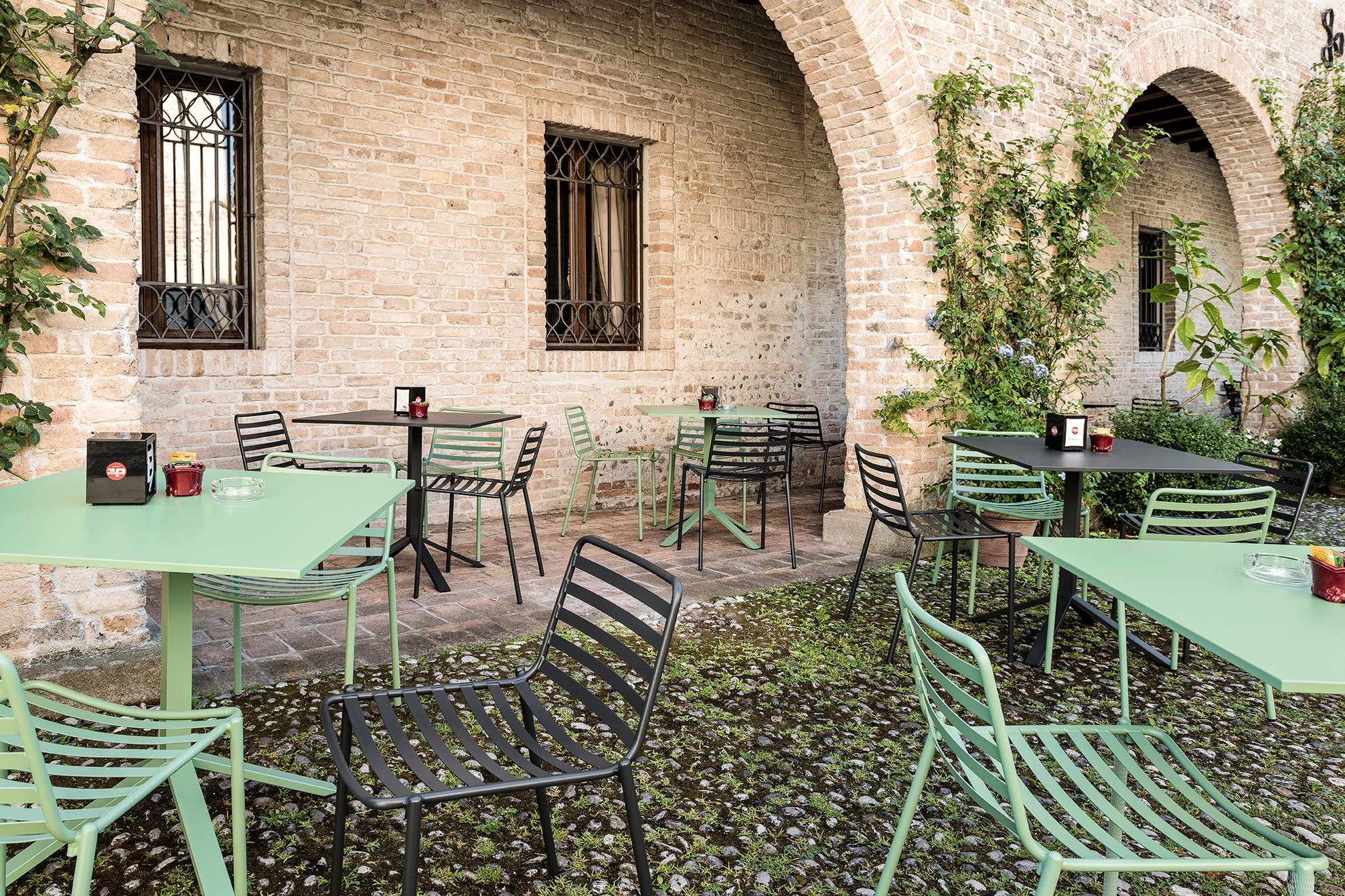 MIDJ_Square_bistrot_table_Trampoliere_chairs