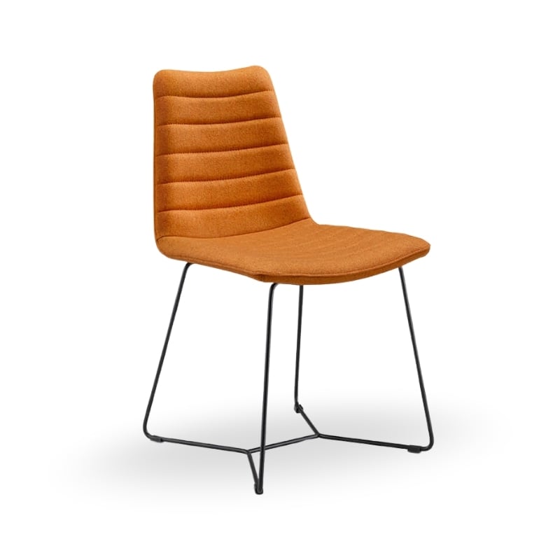 sedia cover arancione con base a slitta in metallo nero