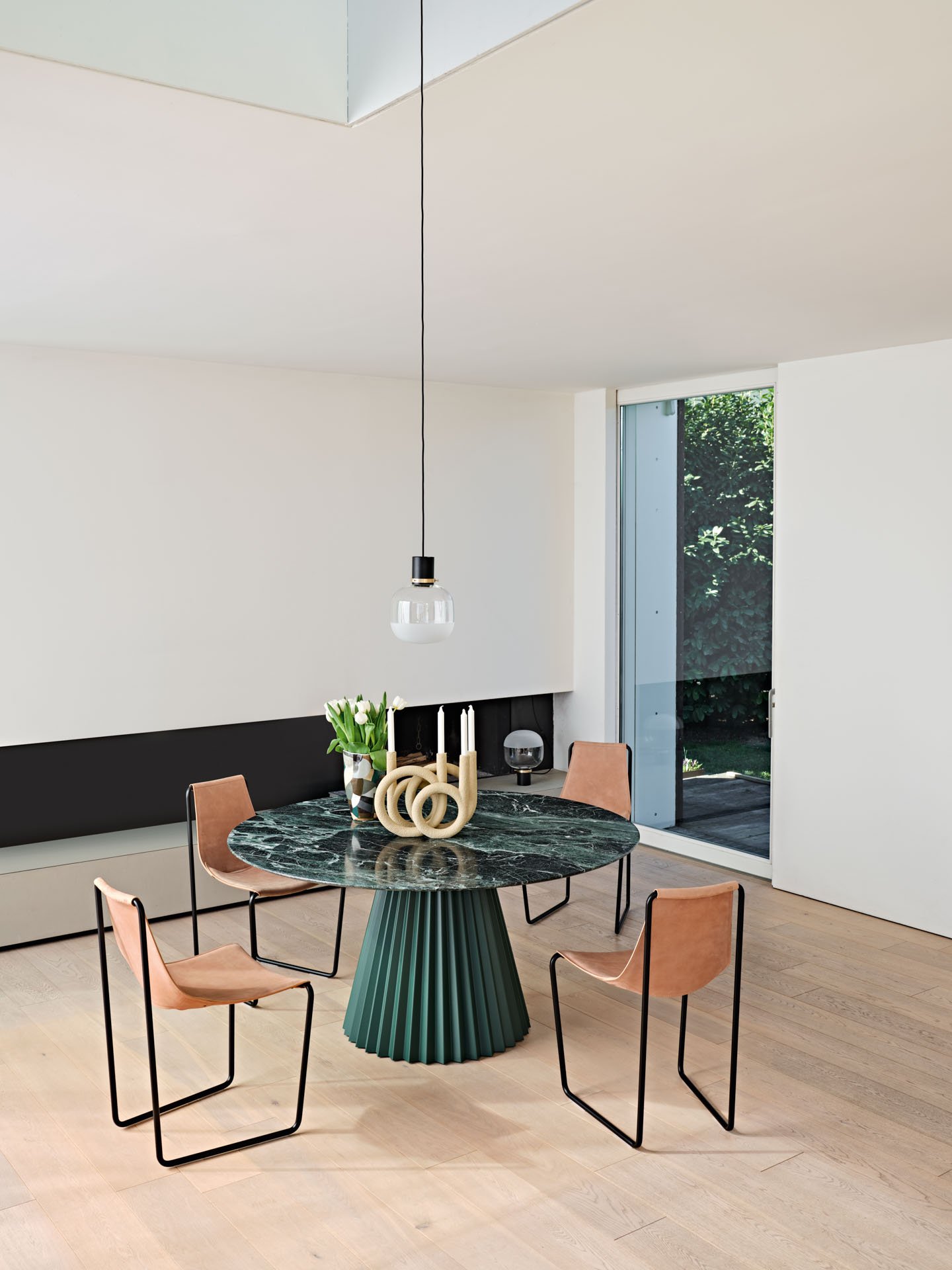 MIDJ_Ghost_lamp_Plissé_table_Apelle_chair