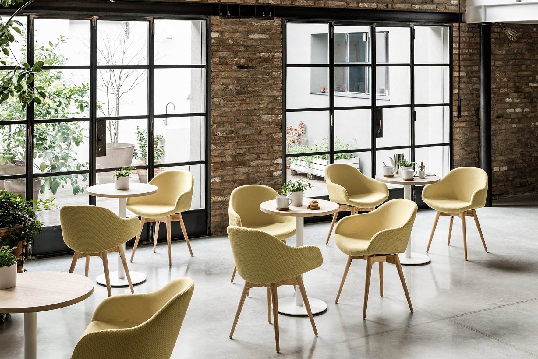 MIDJ_Smart_bistrot_table_Sonny_armchair