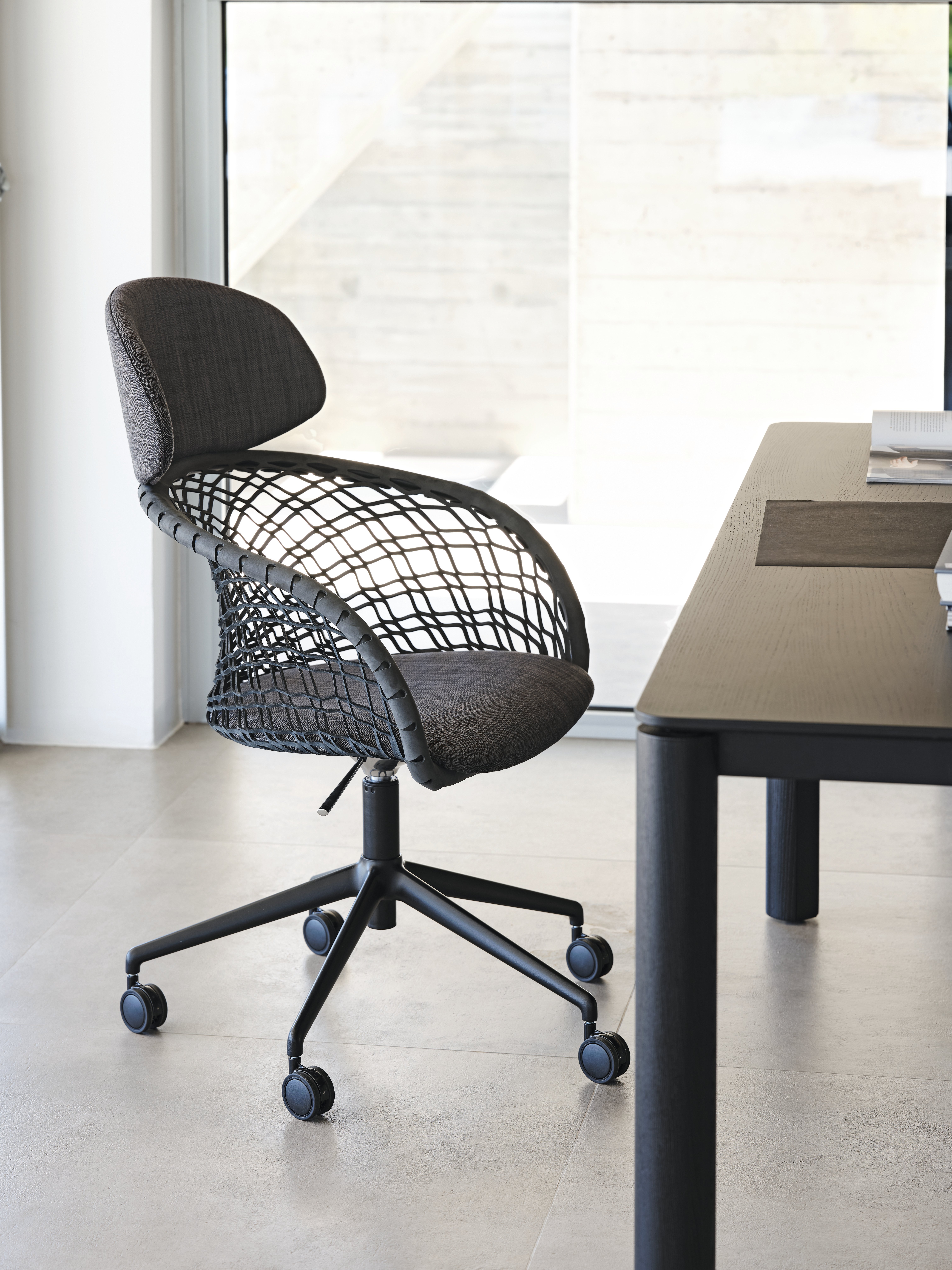 p47 armchair on weels with high backrest in black leather