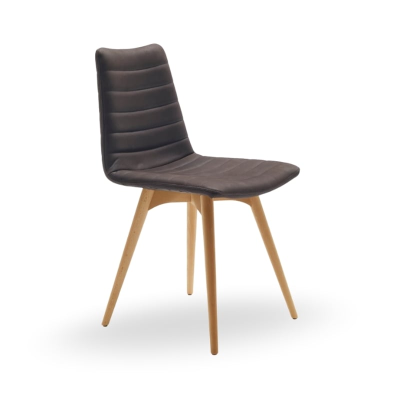 sedia cover marrone con gambe in legno di rovere naturale
