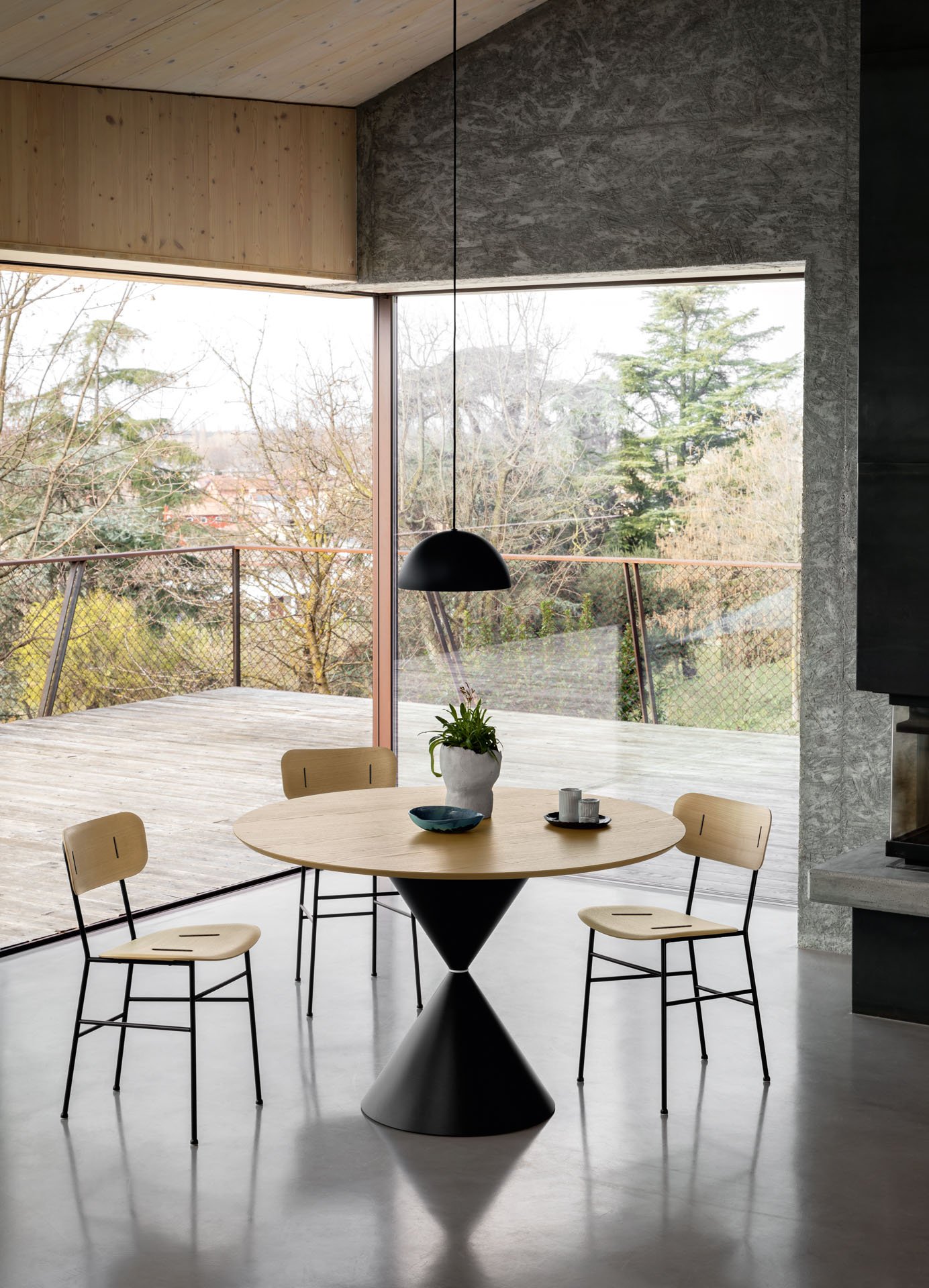 MIDJ_Piuma_chairs_Clessidra_table_Charlotte_lamp