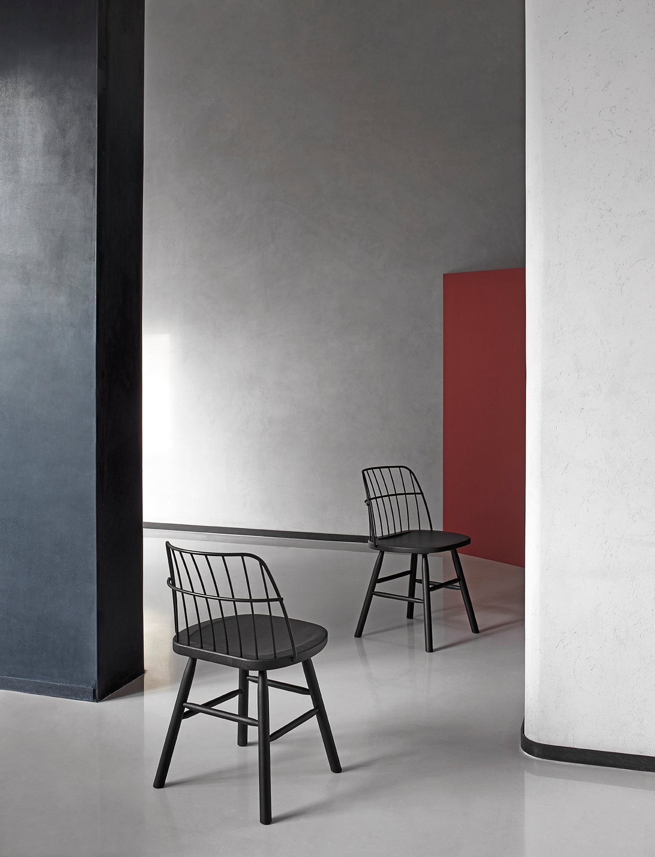 strike chair in solid black