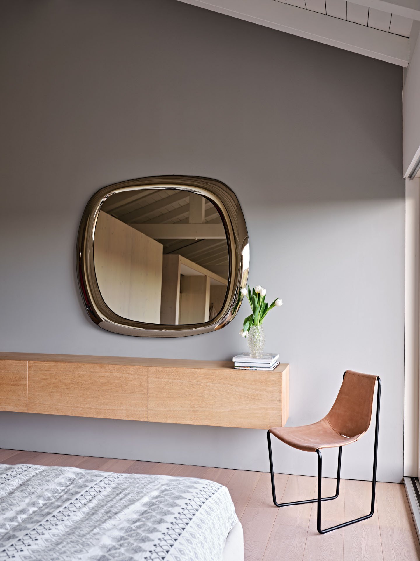 MIDJ_Bold_H120_mirror_Apelle_chair