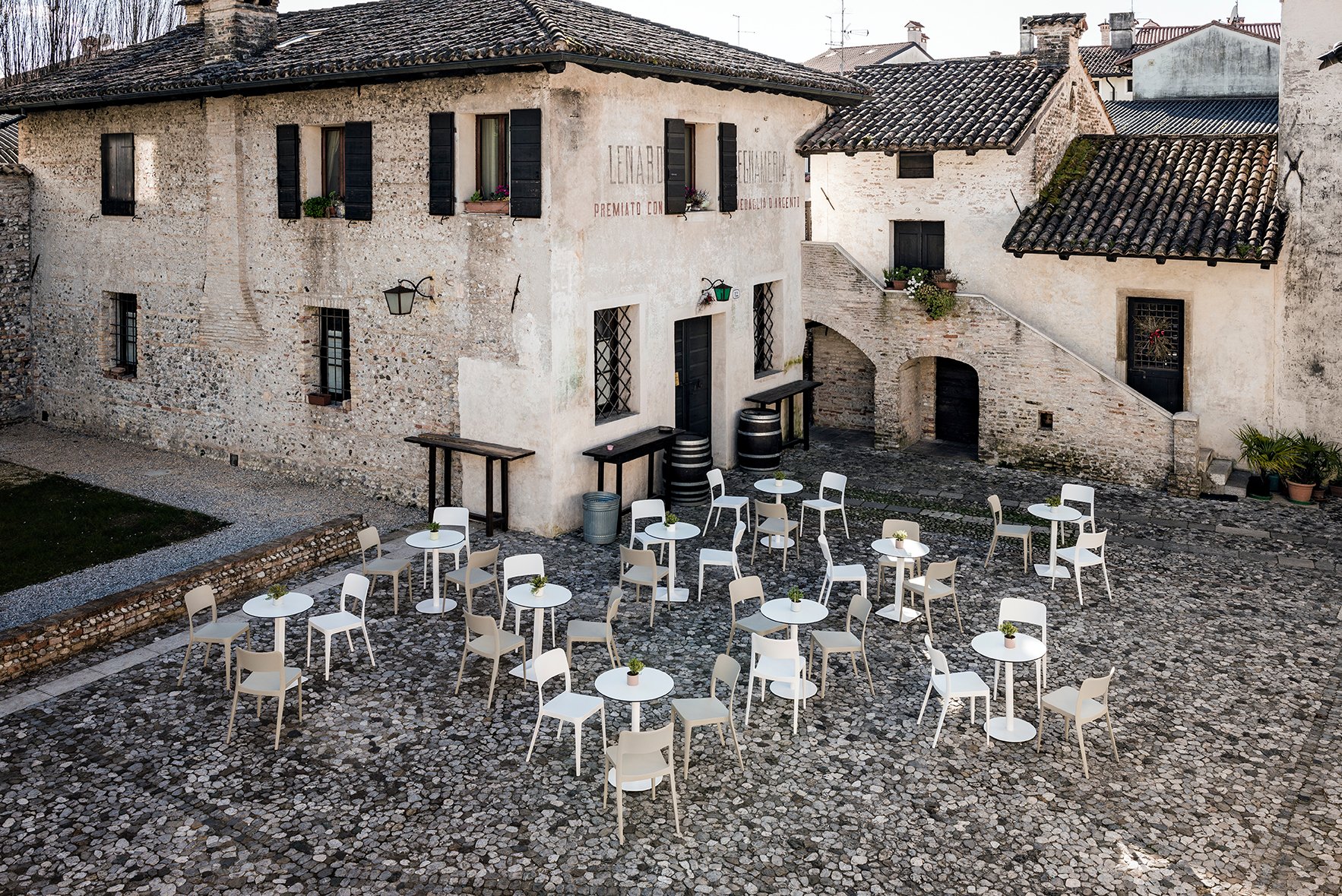 MIDJ_Nenè_chair_Smart_table