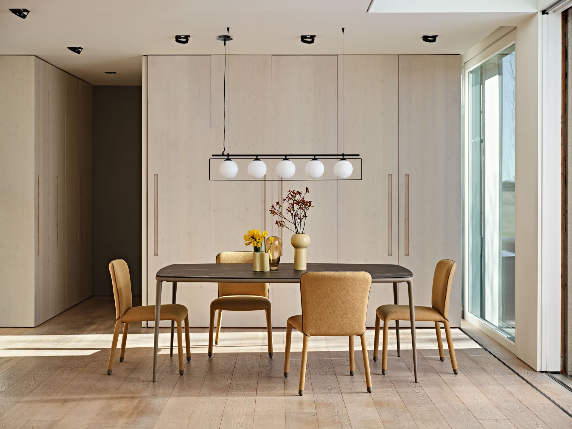 MIDJ_S1_chairs_LEA_table_SUSPENSE_lamp