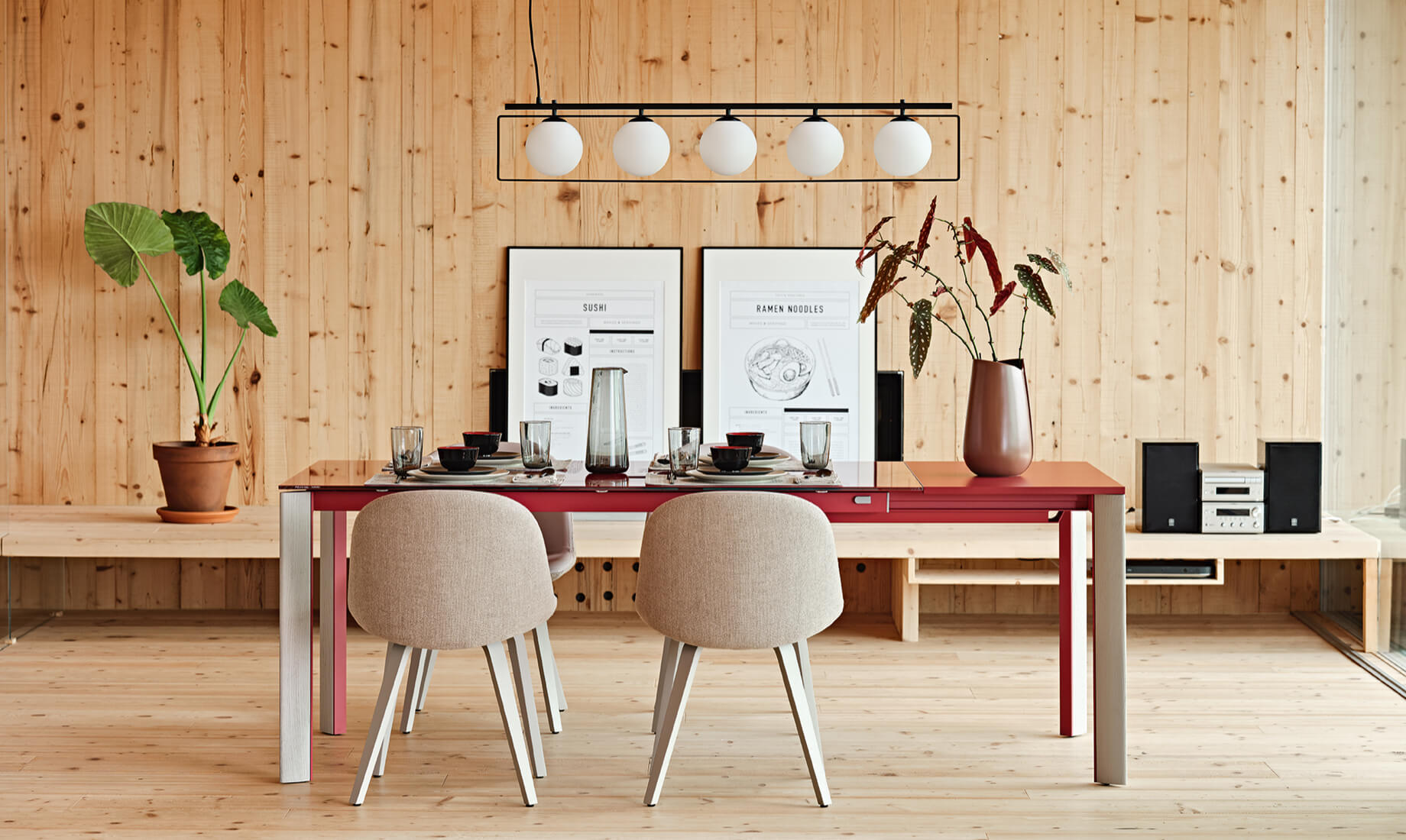 Table extensible Blade avec chaise Danny, design Midj R&D et lampe Suspense, design Studio F + B Design.