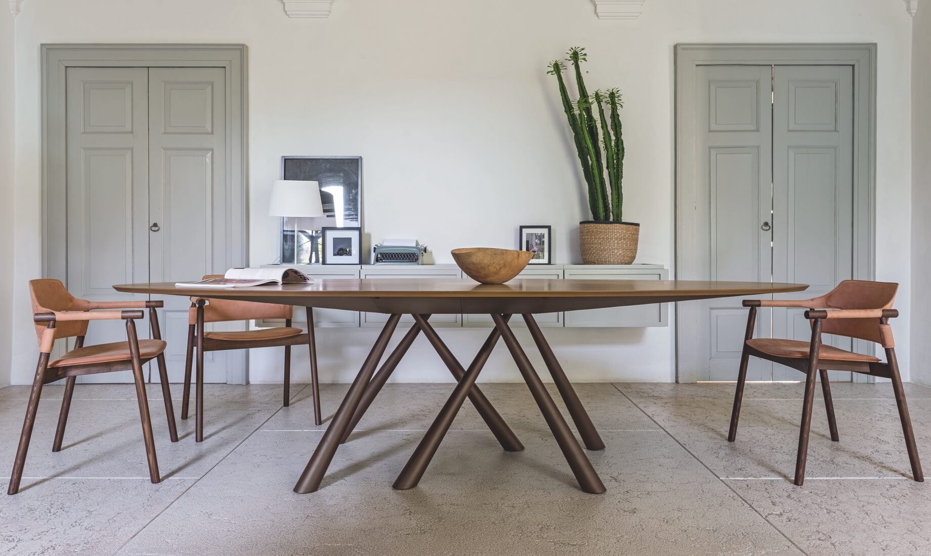 Suite chair, design AtelierNanni. Forest table, design Beatriz Sempere.