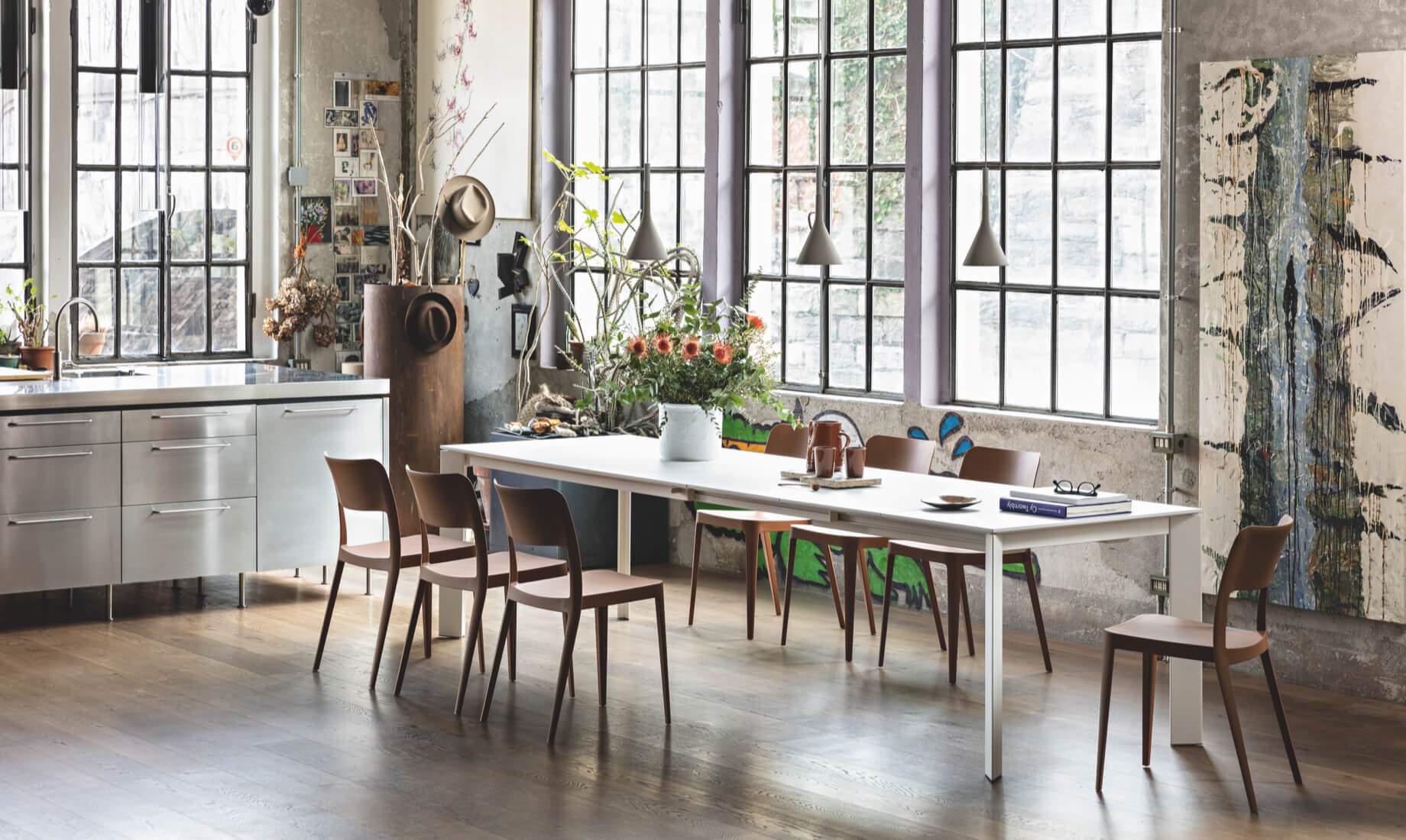 Ghedi extendable table. Nenè chair, design Paolo Vernier.