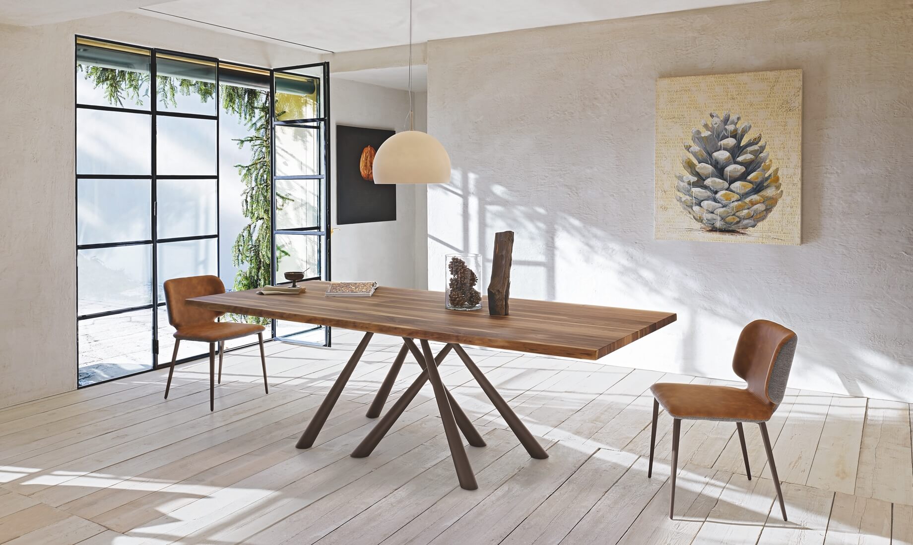 Wrap chair, design Balutto Associati. Forest table, design Beatriz Sempere.