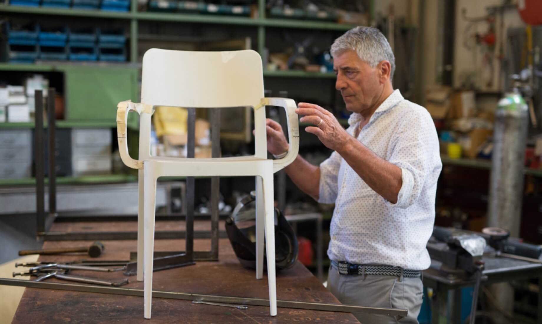 Paolo Vernier durante la progettazione della sedia Nenè