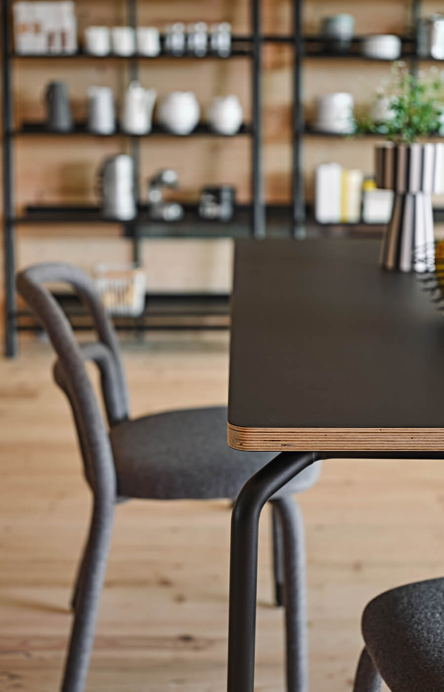 Table Master, design Paolo Vernier, avec chaises Pippi, design Roberto Paoli.