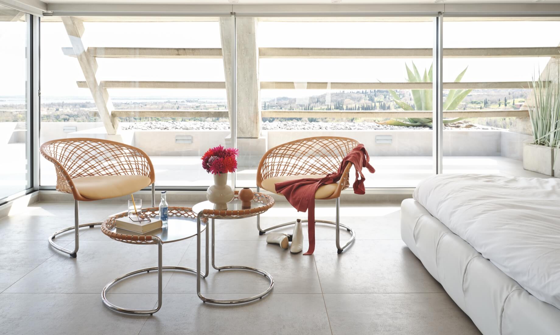 Sedia lounge e coffee table P47, design Franco Poli.