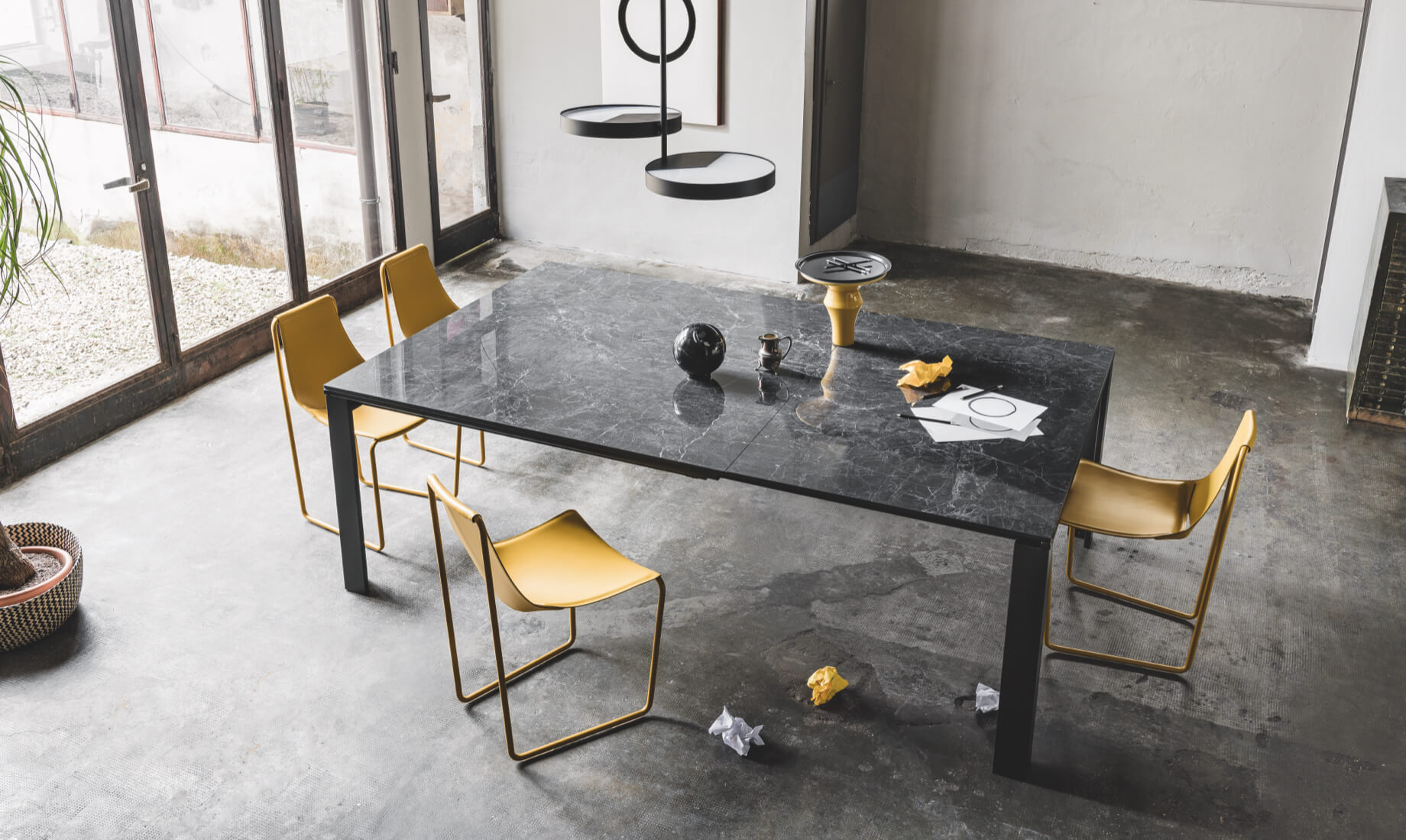 Marcopolo table, design Paolo Vernier. Apelle chair, design Beatriz Sempere.
