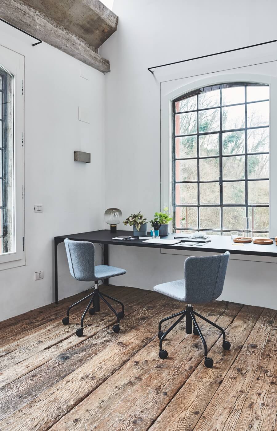 Calla swivel chairs on castors and with adjustable height. Designer Fabrizio Batoni.