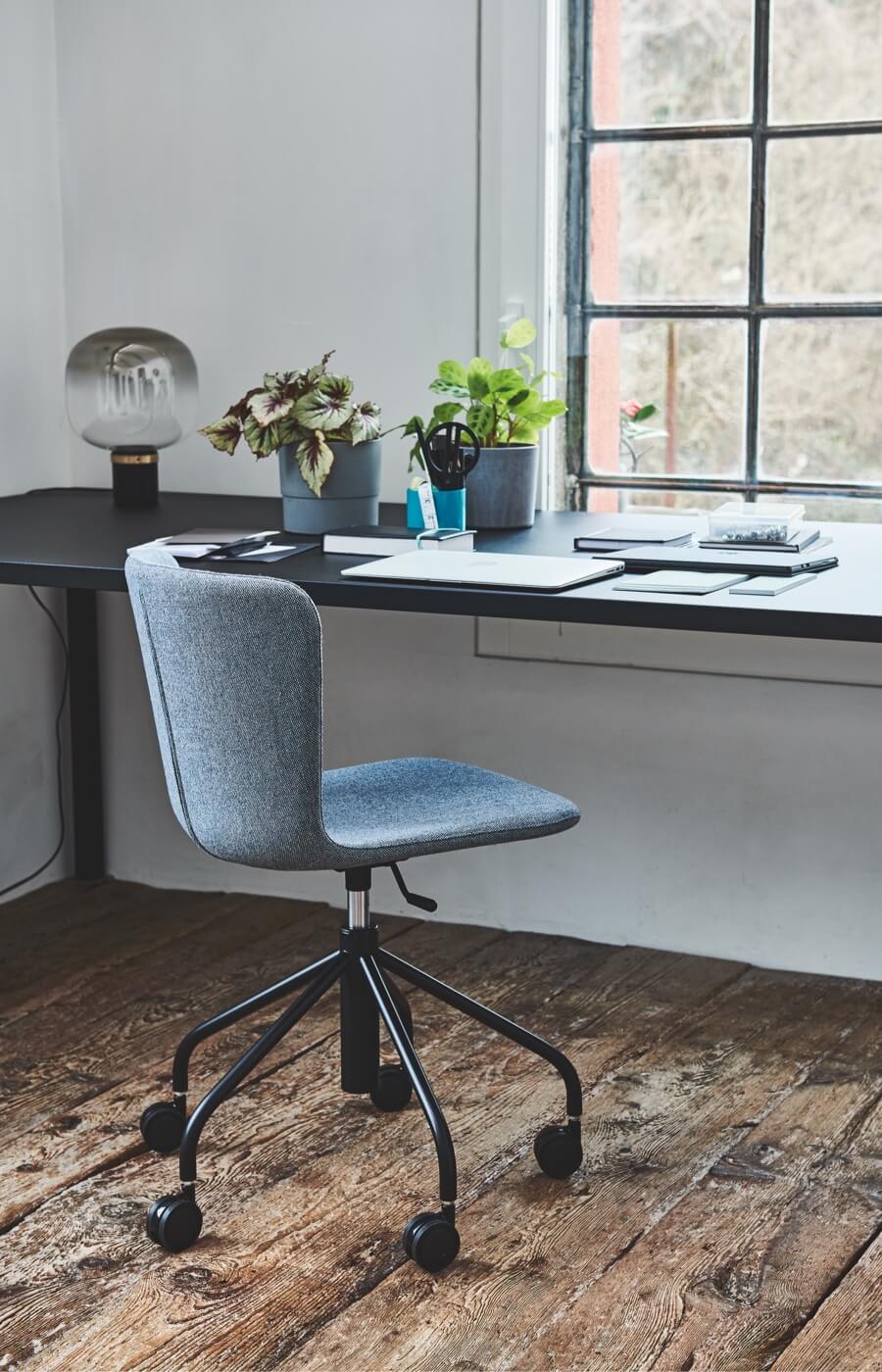 Calla swivel chair on castors and with adjustable height. Designer Fabrizio Batoni