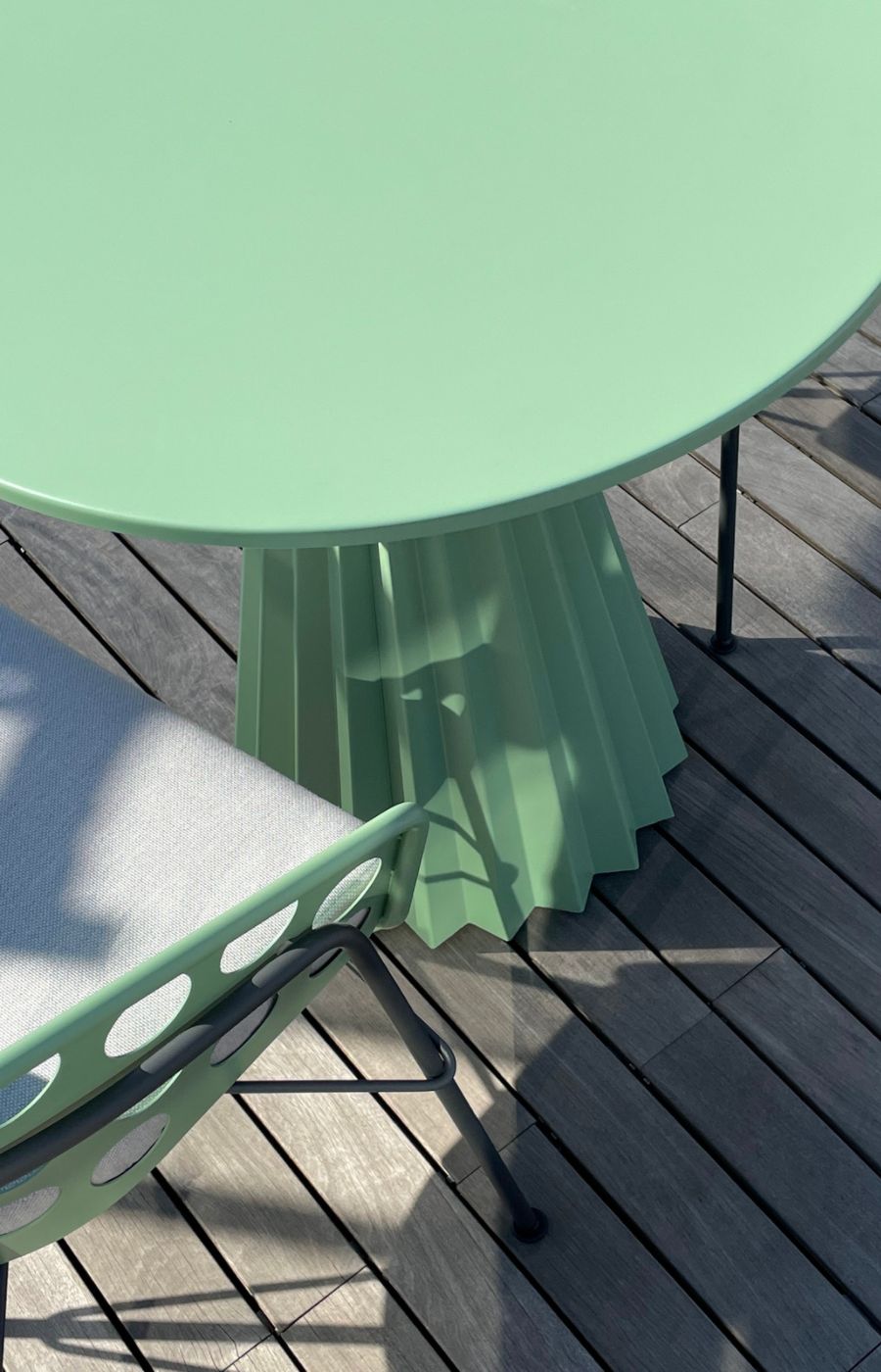 plissé table by paola navone for midj in italy