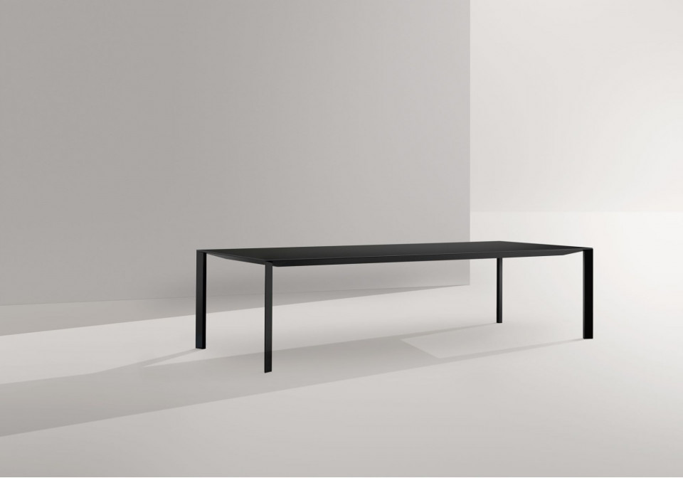 Collezione di tavoli Akashi di MIDJ design Paolo Vernier
