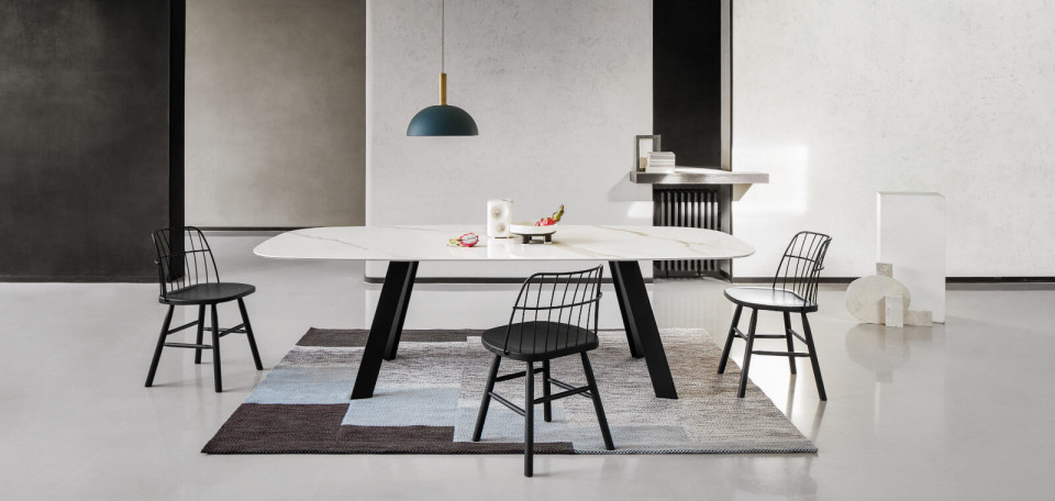 Alexander table with black metal legs and calacatta marble ceramic top