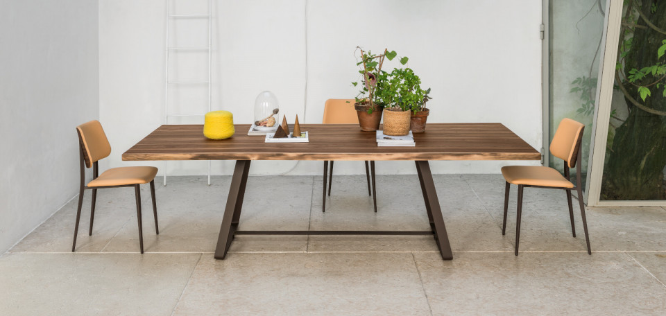 Table Alfred avec pieds en métal brun et plateau en noyer massif avec bordure en écorce naturelle