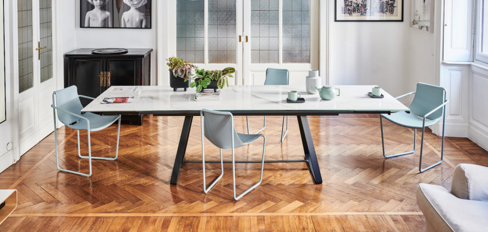 Alfred extendable table with black metal legs and calacatta marble crystalceramic top