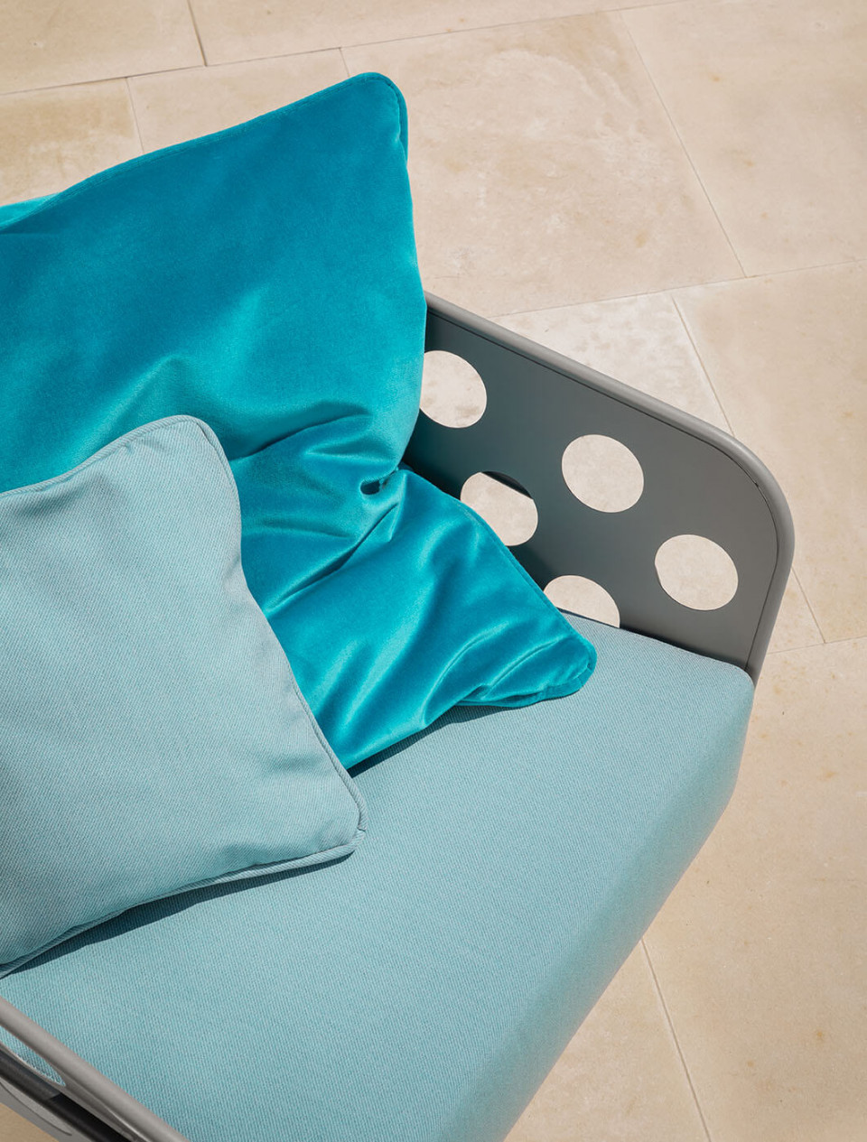 Fauteuil Bolle en bleu clair, design Paola Navone