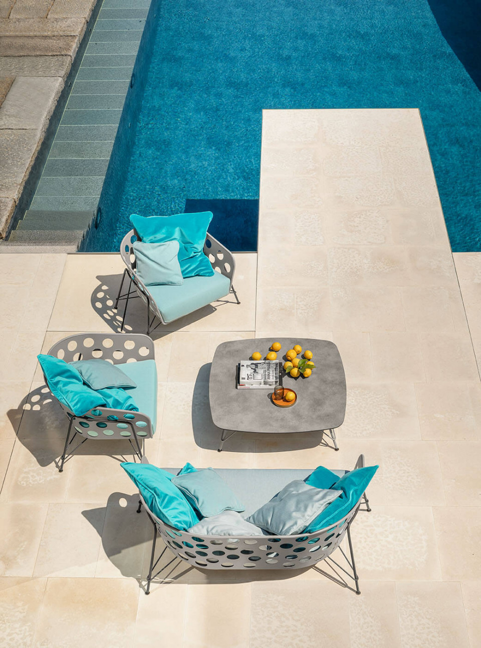 Fauteuil Bolle en bleu clair, design Paola Navone