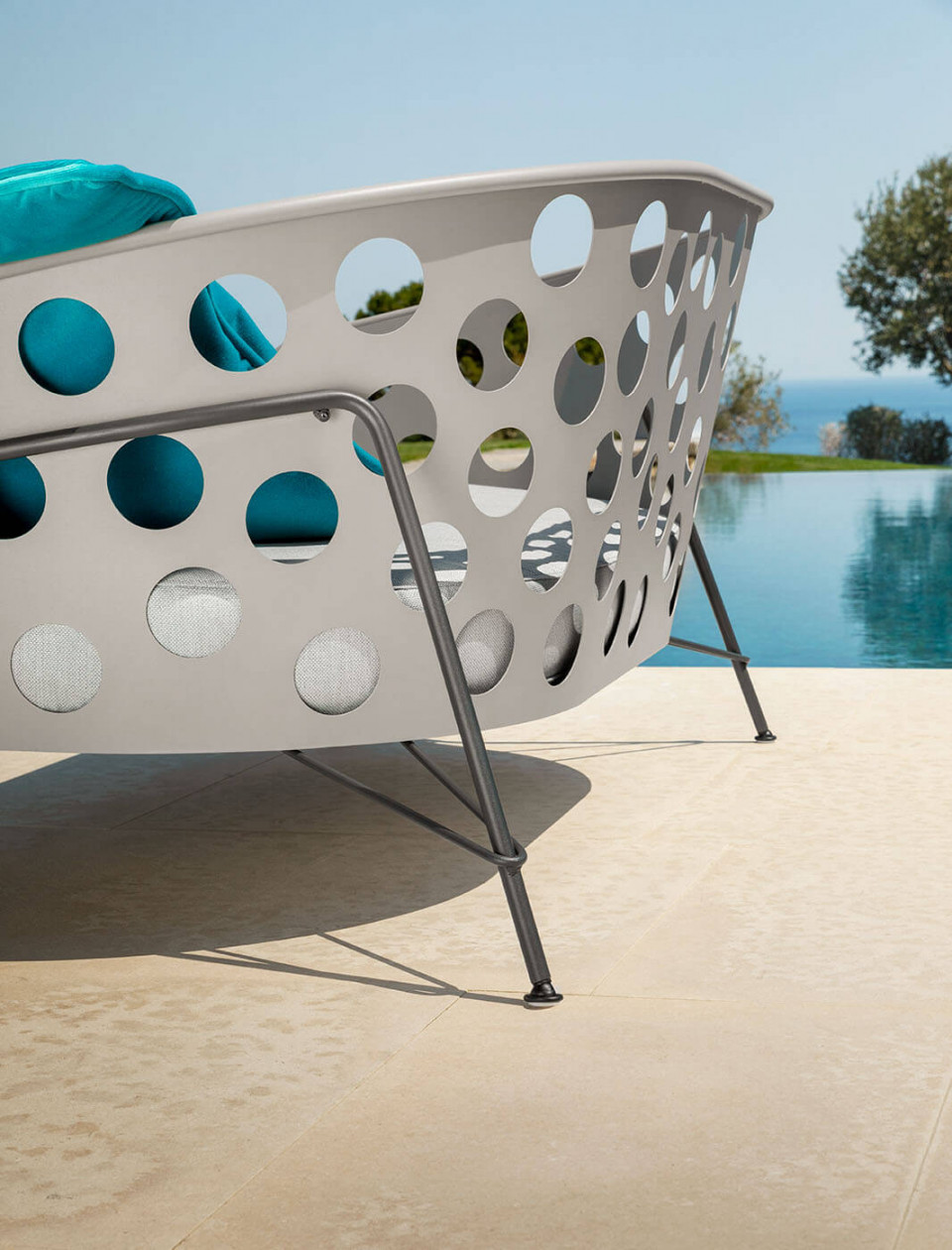 Fauteuil Bolle en bleu clair, design Paola Navone