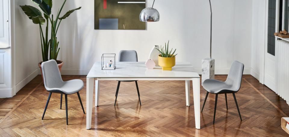 Chaise Dalia avec pieds en métal et assise revêtue en cuir