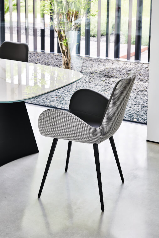 Dalia armchair with metal legs and seat upholstered in leather