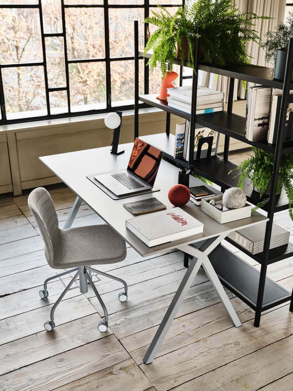 Dama desk in light grey metal