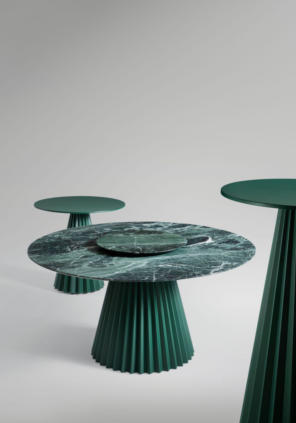Plissé table in green metal, green tinos marble top