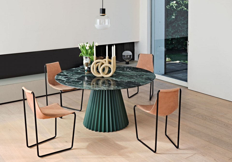 Plissé table in green metal, green tinos marble top