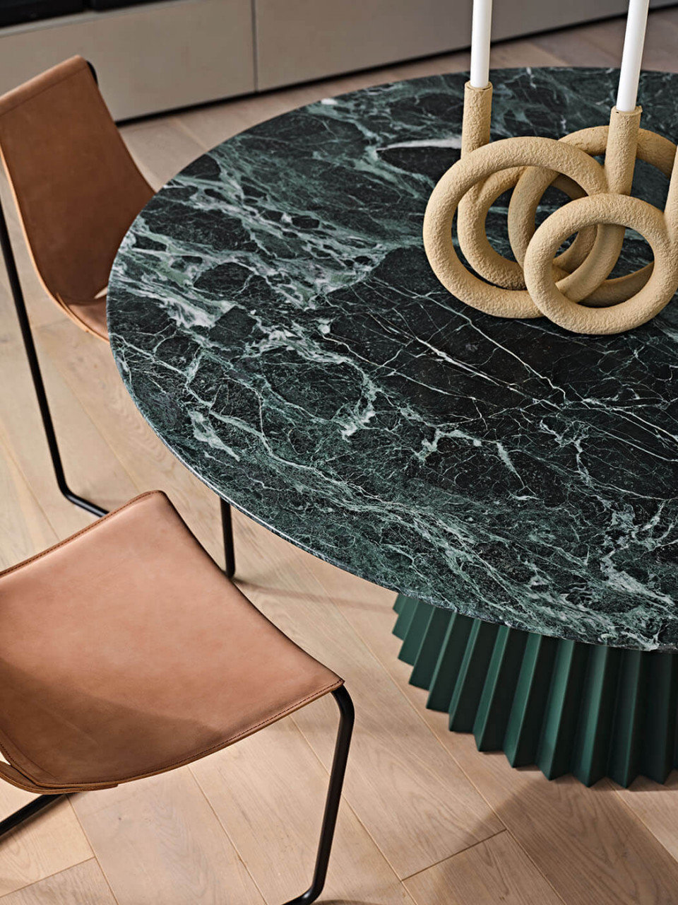 Plissé table in green metal, green tinos marble top