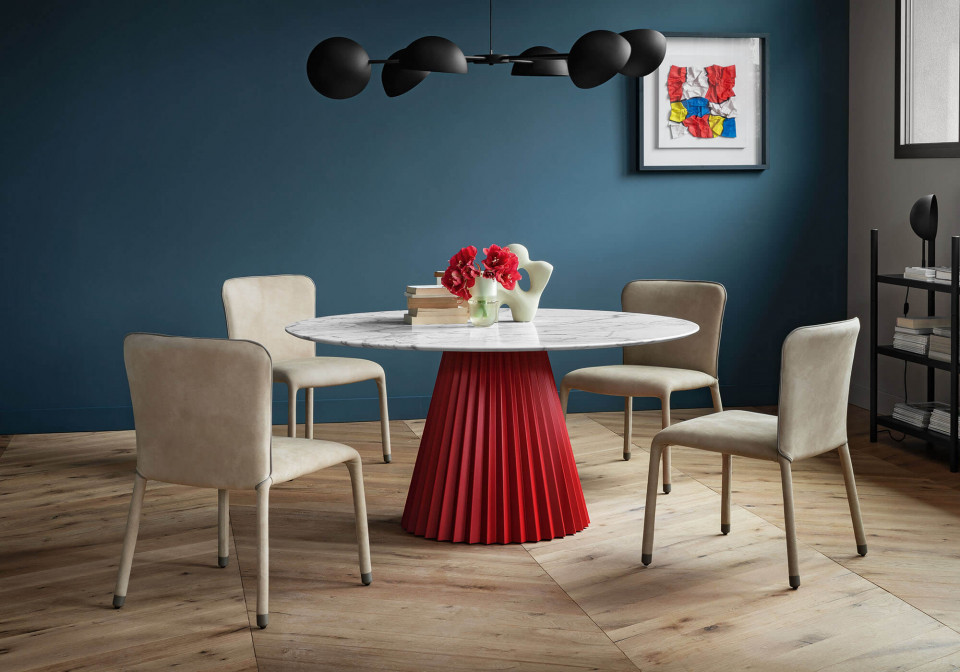 Plissé table in red metal, white marble calacatta vagli top