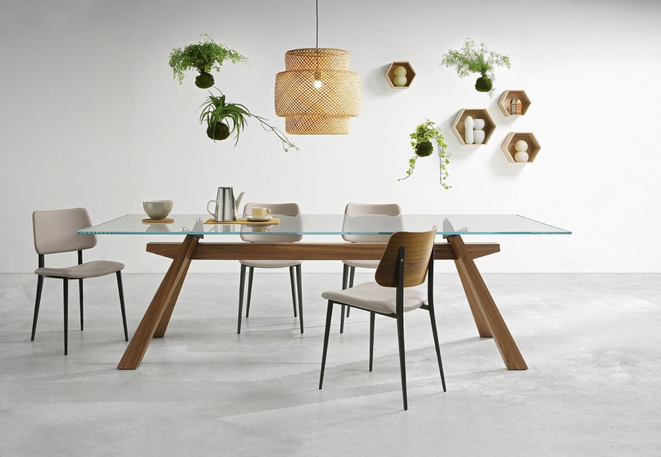 Table fixe Zeus avec piètement en bois laqué