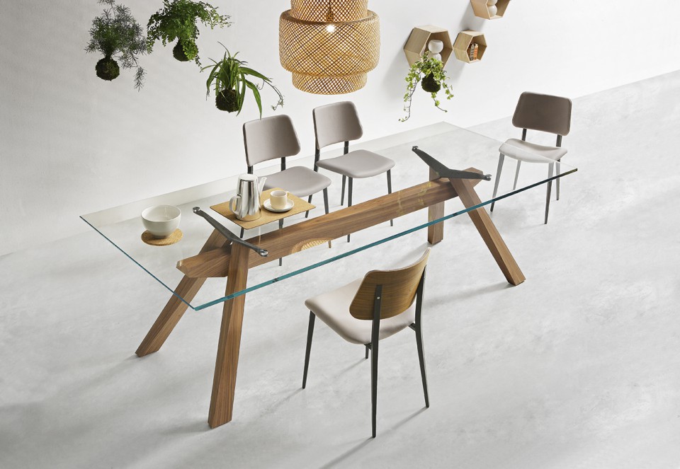 Table fixe Zeus avec piètement en bois laqué