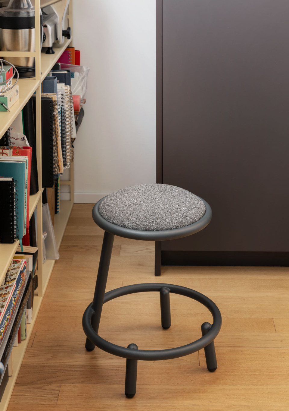 Less stool MIDJ
