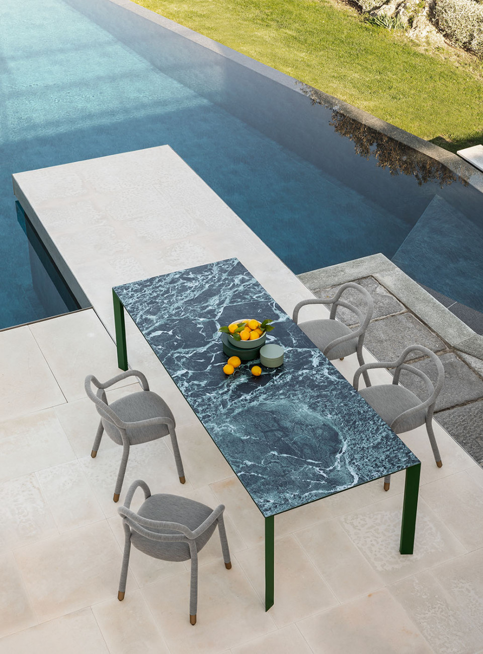 Table Akashi avec plateau en ceramique vert, design Paolo Vernier