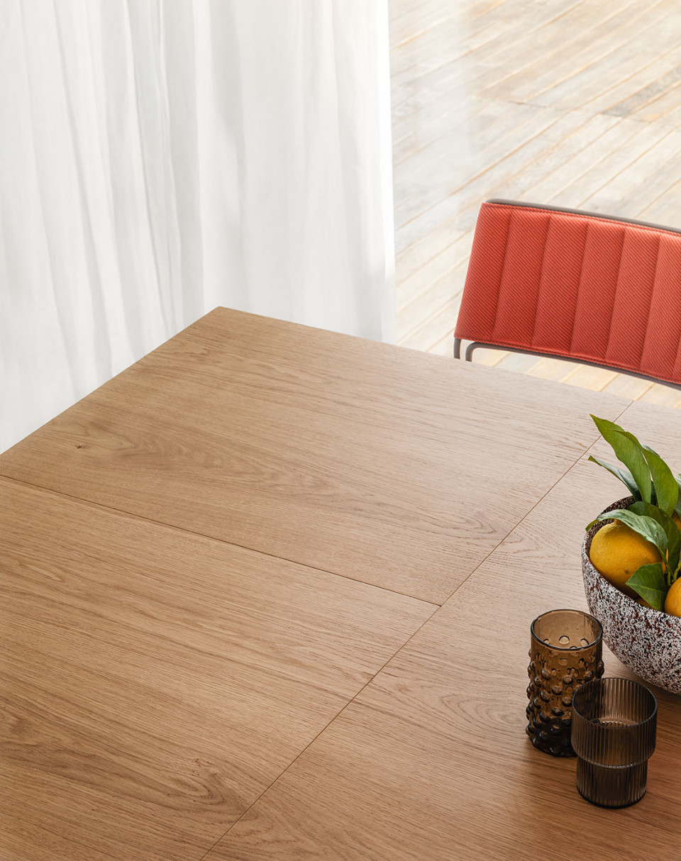 Akashi table with wooden top, design Paolo Vernier