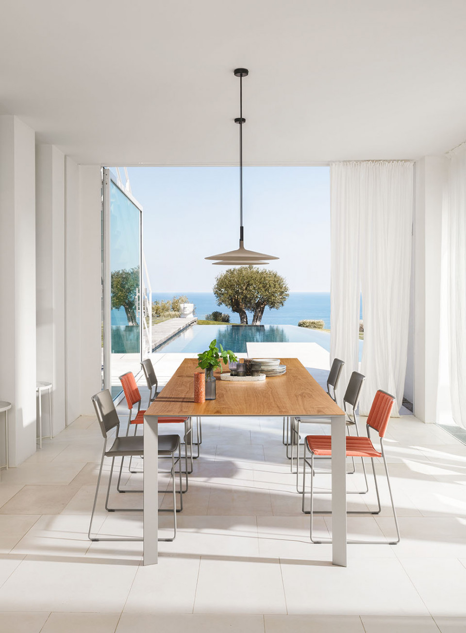 Akashi table with wooden top, design Paolo Vernier
