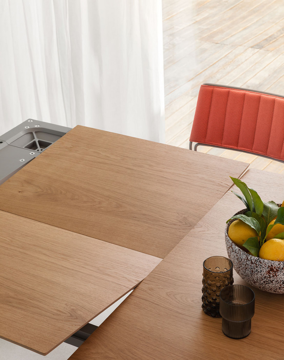 Table Akashi avec plateau en bois, design Paolo Vernier