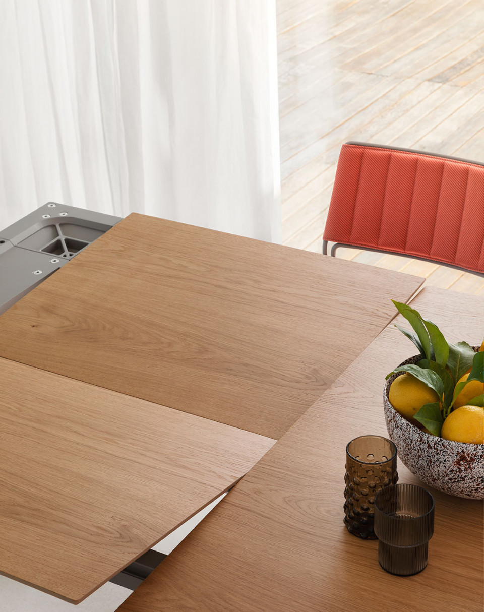 Akashi table with wooden top, design Paolo Vernier