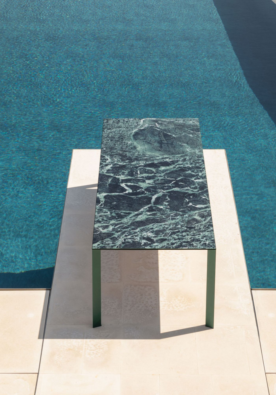 Collection de tables Akashi, design Paolo Vernier