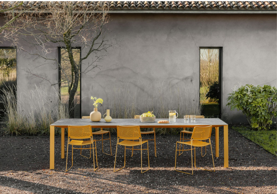 Collection de tables Akashi, design Paolo Vernier